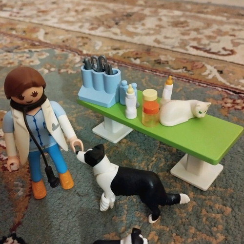Playmobil veterinary clinic like new with suitcase for easy transport