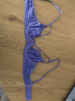 Hunkemoller purple lace bra size 70B like new, no padding