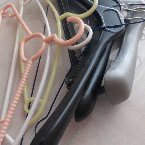 Clothes hangers set of 9, like new, plastic and metal