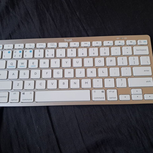Trust wireless keyboard like new, white Bluetooth