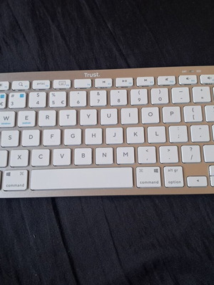 Trust wireless keyboard like new, white Bluetooth