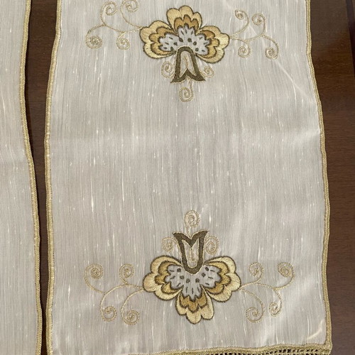 Handmade table runners unused, pack of 4 with gold thread and lace beige
