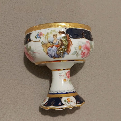France Royale footed bowl used with 22k gold, 14 cm height and 12 cm width