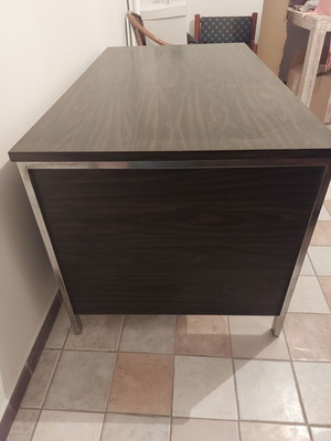 Desk with locking drawer unit used