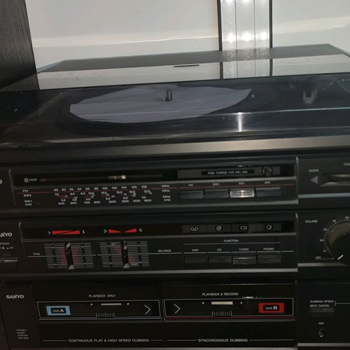 Sanyo stereo system used with original speakers