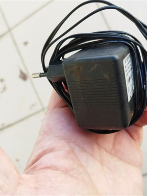 Τροφοδοτικό μετασχηματιστής 9V 200 mA σαν καινούργιο