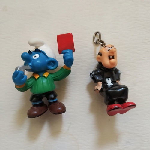 Peyo Smurf referee figure with vintage Drakoumel keychain, like new