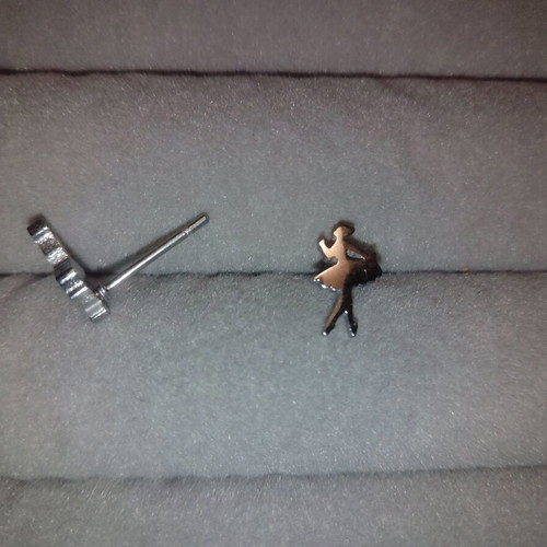 Pair of ballerina stud earrings new, silver steel