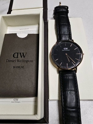 Daniel Wellington unisex watch used, black with leather strap