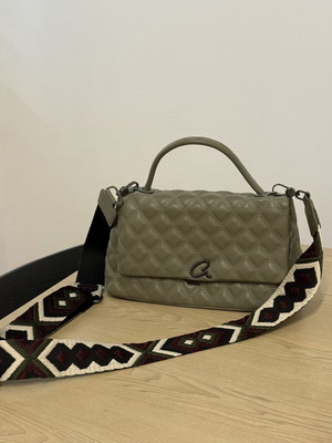 Axel women's shoulder bag like new, small clasp defect