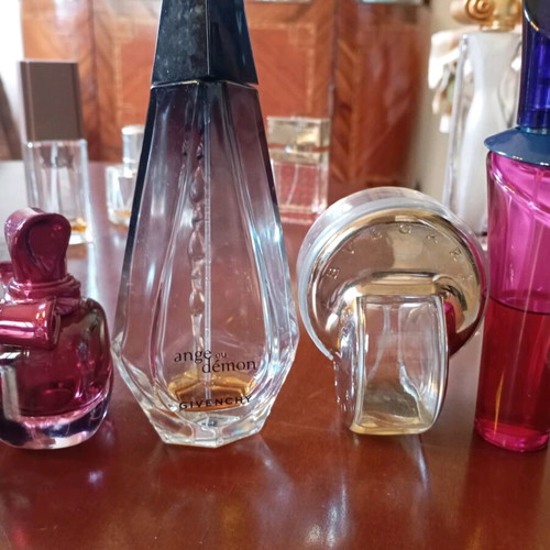 Set of 48 women's perfume bottles, empty and partially filled