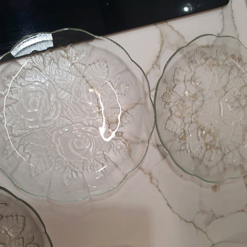 Glass plates with embossed design, like new, pack of 6