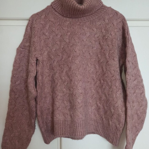 Pink salmon turtleneck sweater like new, one size with cable knit pattern