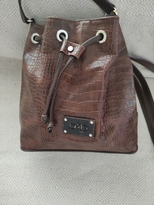 Brown bucket bag with shoulder and crossbody strap