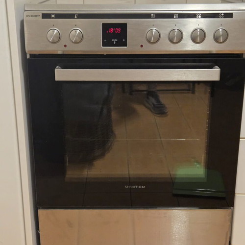 United UFV-68289TP ceramic stove like new, inox color