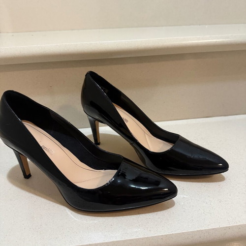 Clarks black patent leather pumps size 39 like new