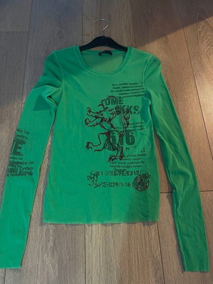 Long-sleeve top like new, green with graphic prints