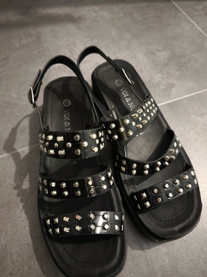 Voi & Noi Black Sandals with Studs like new