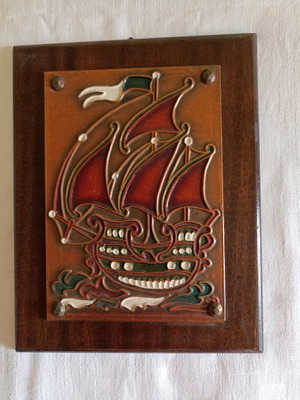 Дървена картина с използван стар бронзов кораб