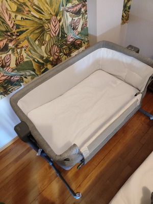 Kinderkraft Neste Up Grey baby cot with mattress and side opening