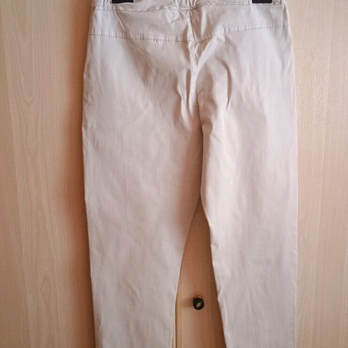 White pants size M like new with side pockets and elastic waist