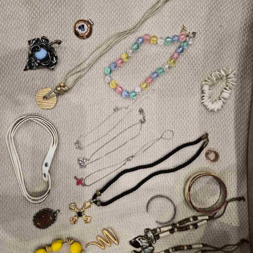 Jewelry set used, 17 pieces including bracelets, pins, necklaces