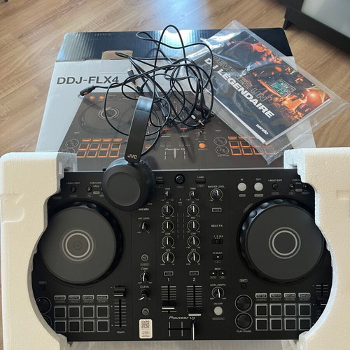 Pioneer DDJ-FLX4 DJ controller with JVC headphones