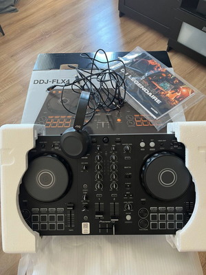 Pioneer DDJ-FLX4 DJ controller with JVC headphones
