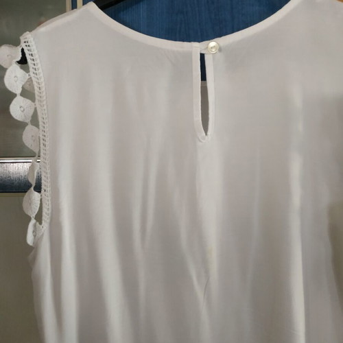 Women's blouse like new with lace sleeves and back button opening, size M