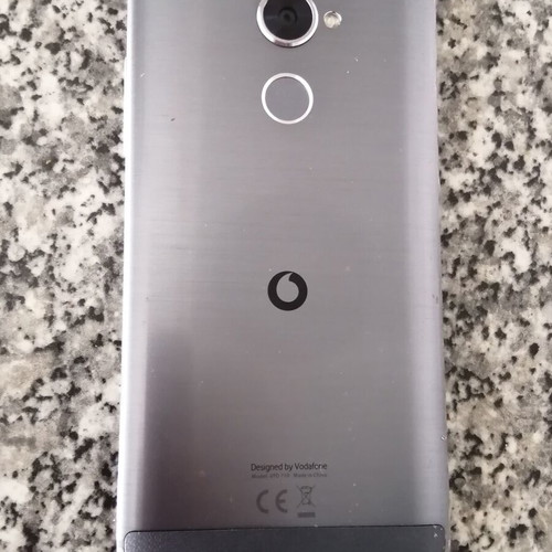 Vodafone VFD710 smartphone used, broken screen, missing SIM tray