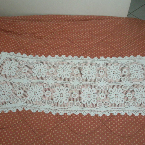 Table runner new with 2 napkins set for coffee table white