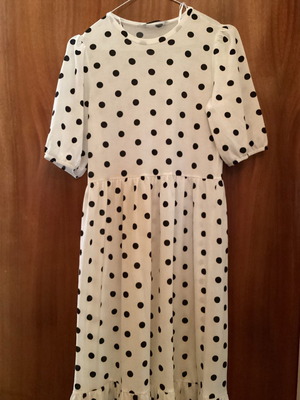 Φόρεμα Stradivarius μεταχειρισμένο, μέγεθος S, μπεζ με μαύρες βούλες