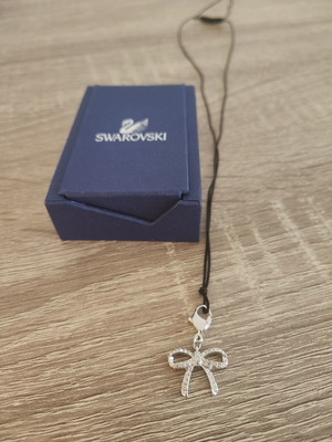 Κόσμημα λαιμού Swarovski με κλασικό φιόγκο και κούμπωμα καβουράκι, σαν καινούργιο