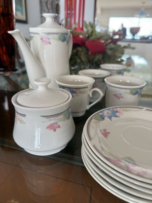 Порцеланов комплект за чай за 3 души като нов с чайник и захарница