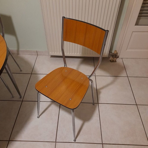 Vintage round table with 4 formica chairs like new
