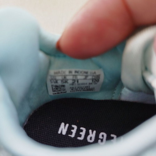 Girls' athletic shoes like new, size 21