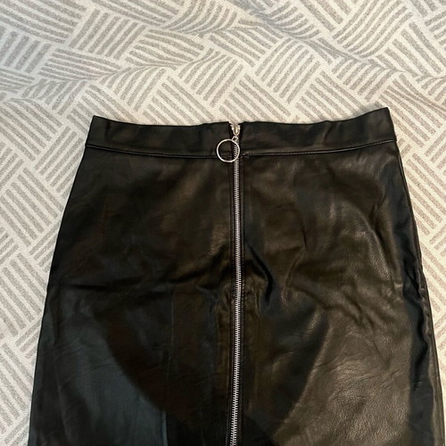 Celestino black leather skirt used, size Large with zipper