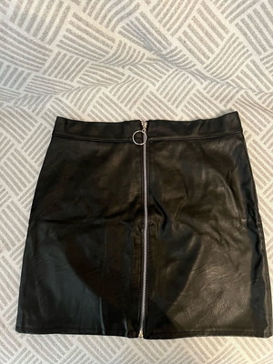 Celestino black leather skirt used, size Large with zipper