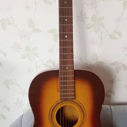 Vintage guitar like new with wire strings