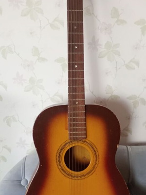 Vintage guitar like new with wire strings