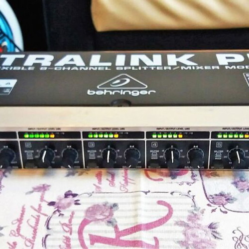 Behringer Ultra Link Pro MX 882 like new with 4 stereo amplifiers