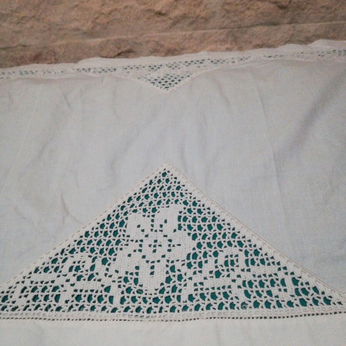 Table runner new with 8 crocheted corners and hand azuraki