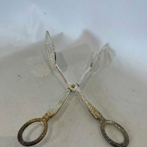 Vintage silver-plated serving tongs with embossed design, 21cm