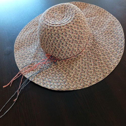 Round beach hat large beige coral like new, diameter 43 cm