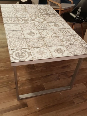 Μοντέρνα τραπεζαρία με πλακάκι 160x90 και 4 καρέκλες σε άριστη κατάσταση
