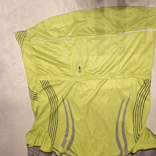 Cycling jersey used with three rear pockets and zipper