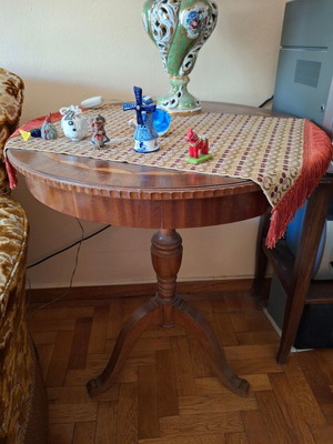 Neoclassical Revival Marquetry Round Coffee Table like new