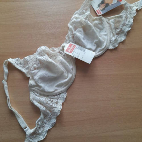 Triumph Amourette bra 80 cup C new in champagne color