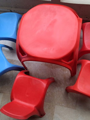 Παιδικό πλαστικό τραπεζάκι με 5 μεταχειρισμένες καρέκλες κόκκινες και μπλε