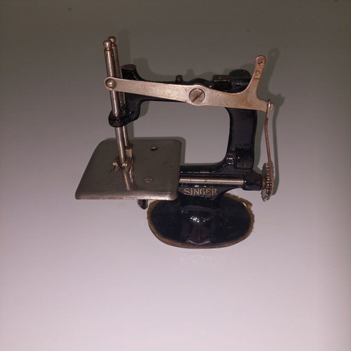 Children's metal sewing machine used, good condition